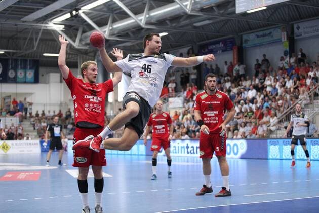 Jonas Thuemmler (HC Elbflorenz Dresden 46) vorbei an Fabian Huesmann (ASV Hamm-Westfalen 3)(links) GER, Handball, 2. Bundesliga, ASV Hamm-Westfalen gegen HC Elbflorenz Dresden, 31.08.2019 Hamm Copyright: xEIBNER JanxStrohdiekx EP_JSK