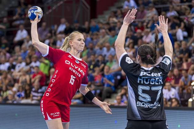 Ludwigsburg, Deutschland 31. August 2019: HBF - Supercup 2019- SG BBM Bietigheim vs. Thueringer HC v.li. Kim Naidzinavicius (Bietigheim), Josefine Huber (Thueringer HC) Ludwigsburg MHP Arena Baden-Württemberg Deutschland