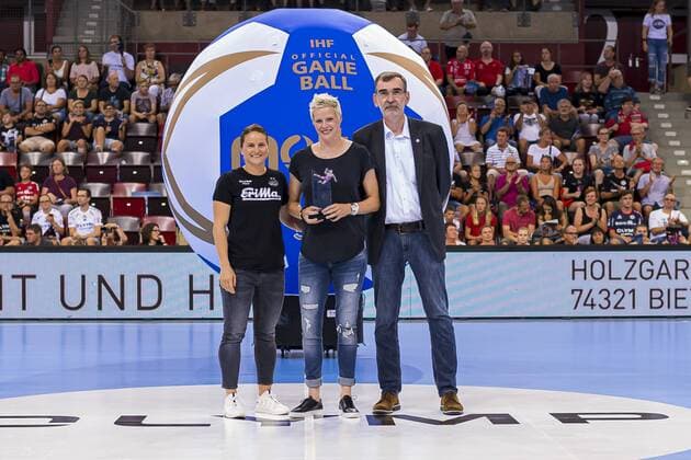 Ludwigsburg, Deutschland 31. August 2019: HBF - Supercup 2019- SG BBM Bietigheim vs. Thueringer HC v.li. Anna Loerper (Bietigheim), Clara Woltering, Vorstand HBF Andreas Thiel Ludwigsburg MHP Arena Baden-Württemberg Deutschland