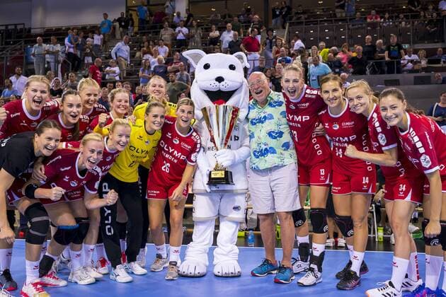 Ludwigsburg, Deutschland 31. August 2019: HBF - Supercup 2019- SG BBM Bietigheim vs. Thueringer HC die Mannschaft von Bietigheim mit dem Siegerpokal und Eberhard Bezner Ludwigsburg MHP Arena Baden-Württemberg Deutschland