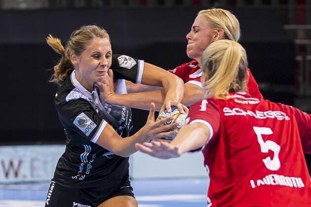 Ludwigsburg, Deutschland 31. August 2019: HBF - Supercup 2019- SG BBM Bietigheim vs. Thueringer HC v. li. im Zweikampf Alicia Stolle (Thueringer HC) und Maura Visser (Bietigheim) Ludwigsburg MHP Arena Baden-Württemberg Deutschland
