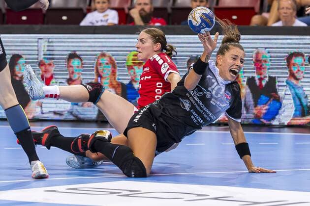 Ludwigsburg, Deutschland 31. August 2019: HBF - Supercup 2019- SG BBM Bietigheim vs. Thueringer HC v.li. Laura van der Heijden (Bietigheim), Emily Bölk Boelk (Thueringer HC) Ludwigsburg MHP Arena Baden-Württemberg Deutschland