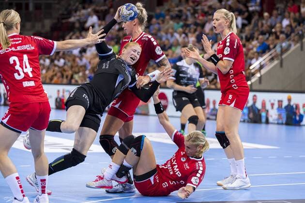 Ludwigsburg, Deutschland 31. August 2019: HBF - Supercup 2019- SG BBM Bietigheim vs. Thueringer HC v.li. Kim Braun (Bietigheim), Meike Schmelzer (Thueringer HC), Luisa Schulze (Bietigheim), Maura Visser (Bietigheim), Kim Naidzinavicius (Bietigheim) Ludwigsburg MHP Arena Baden-Württemberg Deutschland