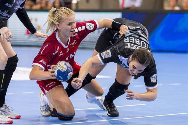 Ludwigsburg, Deutschland 31. August 2019: HBF - Supercup 2019- SG BBM Bietigheim vs. Thueringer HC Kim Naidzinavicius (Bietigheim), Josefine Huber (Thueringer HC) Ludwigsburg MHP Arena Baden-Württemberg Deutschland