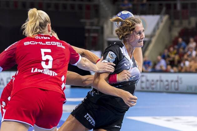 Ludwigsburg, Deutschland 31. August 2019: HBF - Supercup 2019- SG BBM Bietigheim vs. Thueringer HC v.li. Antje Lauenroth (Bietigheim), Karolina Kudlacz-Gloc (Bietigheim), Alicia Stolle (Thueringer HC) Ludwigsburg MHP Arena Baden-Württemberg Deutschland