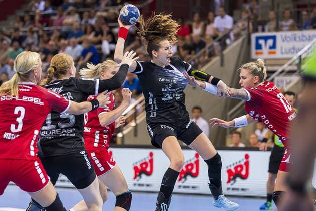 Ludwigsburg, Deutschland 31. August 2019: HBF - Supercup 2019- SG BBM Bietigheim vs. Thueringer HC v.li. Maura Visser (Bietigheim), Meike Schmelzer (Thueringer HC), Iveta Koresova (Thueringer HC), Luisa Schulze (Bietigheim) Ludwigsburg MHP Arena Baden-Württemberg Deutschland
