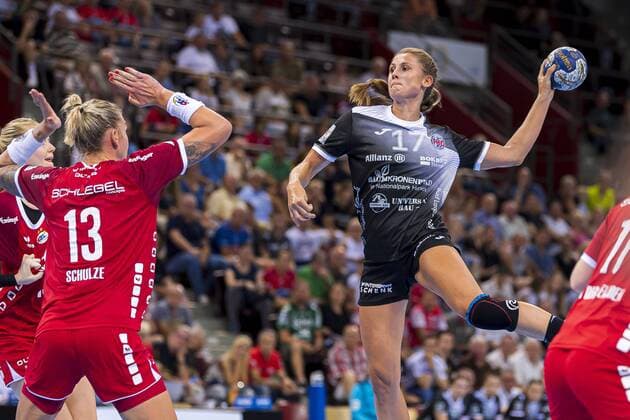 Ludwigsburg, Deutschland 31. August 2019: HBF - Supercup 2019- SG BBM Bietigheim vs. Thueringer HC v.li. Luisa Schulze (Bietigheim), Alicia Stolle (Thueringer HC) Ludwigsburg MHP Arena Baden-Württemberg Deutschland