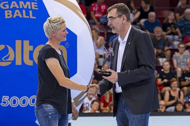 Ludwigsburg, Deutschland 31. August 2019: HBF - Supercup 2019- SG BBM Bietigheim vs. Thueringer HC v.li. Clara Woltering, Vorstand HBF Andreas Thiel Ludwigsburg MHP Arena Baden-Württemberg Deutschland