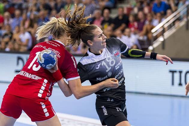Ludwigsburg, Deutschland 31. August 2019: HBF - Supercup 2019- SG BBM Bietigheim vs. Thueringer HC v. li. im Zweikampf Kim Naidzinavicius (Bietigheim) und Iveta Koresova (Thueringer HC) Ludwigsburg MHP Arena Baden-Württemberg Deutschland