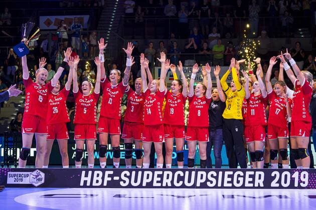 Ludwigsburg, Deutschland 31. August 2019: HBF - Supercup 2019- SG BBM Bietigheim vs. Thueringer HC die Mannschaft von Bietigheim, Kim Naidzinavicius (Bietigheim) mit dem Supercup, Schlussjubel Schlußjubel Emotion Freude Ludwigsburg MHP Arena Baden-Württemberg Deutschland
