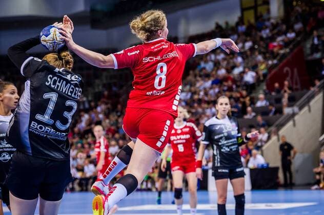 HBF-Supercup 2019 SG BBM Bietigheim - Thueringer HC Amelie Berger ( 8 SG BBM Bietigheim) li: Meike Schmelzer ( 13 Thueringer HC) beim Spiel in des HBF - Supercup, SG BBM Bietigheim - Thueringer HC. Bietigheim. 31.08.19 Handball HBF Supercup , Bietigheim Baden Wuerttemberg Deutschland