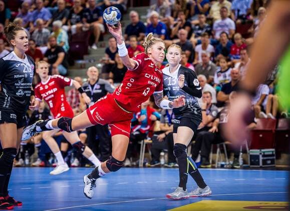 HBF-Supercup 2019 SG BBM Bietigheim - Thueringer HC Luisa Schulze ( 13 SG BBM Bietigheim) li: Emily Boelk ( 20 Thueringer HC) beim Spiel in des HBF - Supercup, SG BBM Bietigheim - Thueringer HC. Bietigheim. 31.08.19 Handball HBF Supercup , Bietigheim Baden Wuerttemberg Deutschland