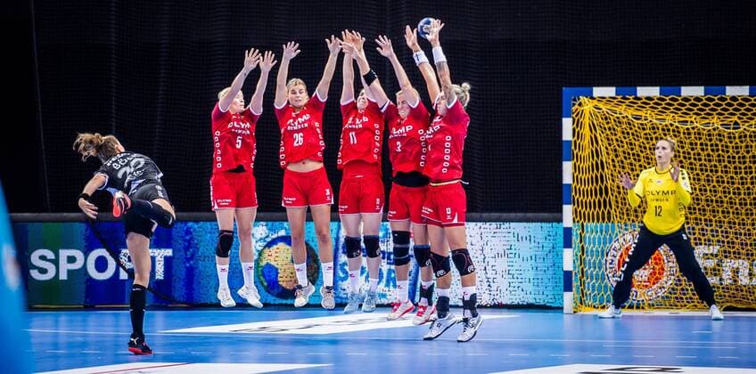 HBF-Supercup 2019 SG BBM Bietigheim - Thueringer HC letzter Freiwurf nach Ende der offiziellen Spielzeit durch Emily Boelk ( 20 Thueringer HC) im Tor: Dinah Eckerle ( 12 SG BBM Bietigheim) beim Spiel in des HBF - Supercup, SG BBM Bietigheim - Thueringer HC. Bietigheim. 31.08.19 Handball HBF Supercup , Bietigheim Baden Wuerttemberg Deutschland