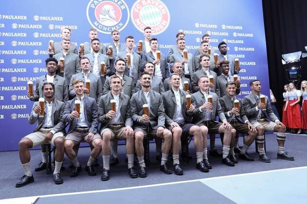 Bilder des Jahres 2019, Sport 09 September Sport Bilder des Tages Die Spieler prosten sich zu, FC Bayern Muenchen Lederhosenshooting, Fussball, 01.09.2019 Muenchen Bayern Deutschland *** The players cheer themselves up, FC Bayern Muenchen Lederhosenshooting, Soccer, 01 09 2019 Muenchen Bayern Germany Copyright: xkolbert-press ChristianxKolbertx