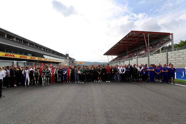 Spa-Franchorchamps, Belgien, 01.09.2019, Formel 1, Formula 1, Belgian Grand Prix, Schweigeminute der Formel 2 und Formel 3 Fahrer fuer den toedlich veruenglueckten Anthoine Hubert, mit seiner Mutter und seinem Bruder. ( Spa-Franchorchamps Circuit de Spa-Francorchamps Belgien eu-images-09-506-039277