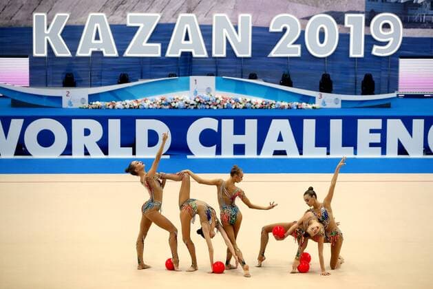 Bilder des Jahres 2019, Sport 09 September Sport Bilder des Tages KAZAN, RUSSIA - SEPTEMBER 1, 2019: Rhythmic gymnasts of Russia perform their five balls routine during the final event at the Kazan leg of the 2019 FIG Rhythmic gymnastics, Rhythmische Sportgymnastik, RSG World Challenge Cup. Yegor Aleyev TASS  TS0B8E8D