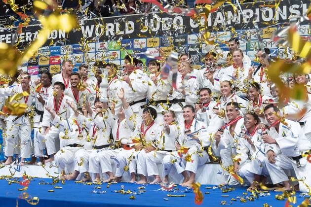 Bilder des Jahres 2019, Sport 09 September Sport Bilder des Tages September 1, 2019, Tokyo, Japan: (L to R) Silver medalists France team, gold medalists Japan team, bronze medalists Russia team and Brazil team, pose for the cameras during the award ceremony for the Mixed Team competition at the World Judo Championships Tokyo 2019 in the Nippon Budokan. The World Judo Championships Tokyo 2019 is held from August 25 to September 1st. Japanese Prime Minister Shinzo Abe, Tokyo Governor Yuriko Koike and Tokyo 2020 Olympic President Yoshiro Mori attended the final day of competitions and congratulated the winners during the award ceremony. World Judo Championships Tokyo 2019 - ZUMAm191 20190901_zap_m191_008 Copyright: xRodrigoxReyesxMarinx