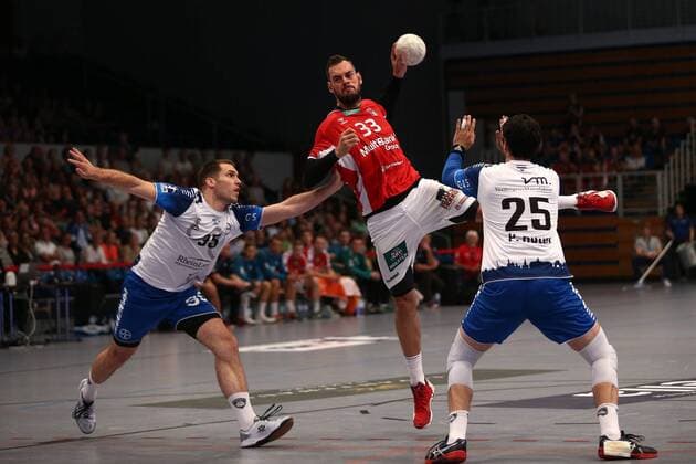 Handball 2. Handball Bundesliga 2019 2020 - Handball Sportverein Hamburg vs. TSV Bayer Dormagen Jens Schöngarth Schoengarth (Hamburg) im Zweikampf mit Ante Grbavac (Dormagen) und Patrick Hüter Hueter (Dormagen) Sporthalle Alsterdorf Hamburg Foto: Frank Schoof