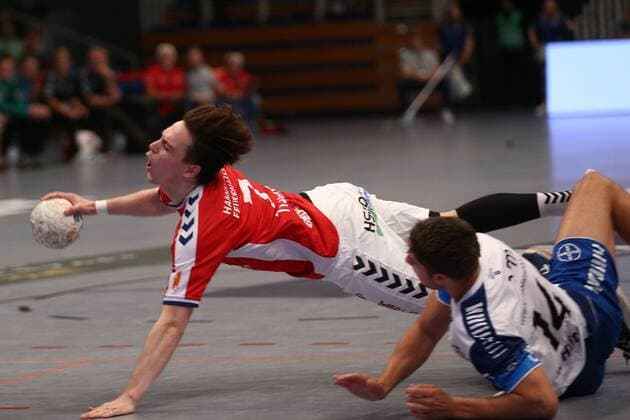 Handball 2. Handball Bundesliga 2019 2020 - Handball Sportverein Hamburg vs. TSV Bayer Dormagen Leif Tissier (Hamburg) im Zweikampf am Boden mit Ian Hüter Hueter (Dormagen) . Sporthalle Alsterdorf Hamburg Foto: Frank Schoof