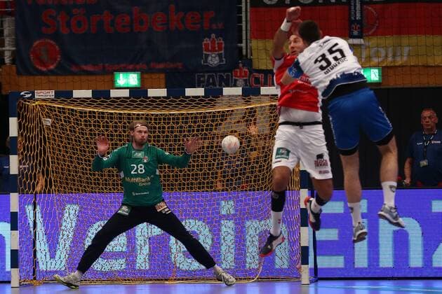 Handball 2. Handball Bundesliga 2019 2020 - Handball Sportverein Hamburg vs. TSV Bayer Dormagen Ante Grbavac (Dormagen) im Zweikampf mit Blazenko Lackovic (Hamburg) .Torwart Aron Edvardsson (Hamburg) visiert den Ball an. Sporthalle Alsterdorf Hamburg Foto: Frank Schoof