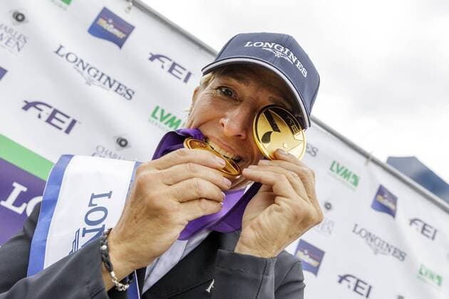 Bilder des Jahres 2019, Sport 09 September Sport Bilder des Tages Luhmühlen - LONGINES FEI Eventing European Championships 2019, KLIMKE Ingrid(GER) Luhmühlen - LONGINES FEI Eventing European Championships 2019 Ingrid Klimke zeigt ihre 2 Goldmedaillen Siegerehrung Europameisterschaft Team Finale Mannschaftsentscheidung 01. September 2019 Â© - *** Luhmühlen LONGINES FEI Eventing European Championships 2019, KLIMKE Ingrid GER Luhmühlen LONGINES FEI Eventing European Championships 2019 Ingrid Klimke shows her 2 gold medals award ceremony European Championships Team Final Team Decision 01 September 2019 Â©
