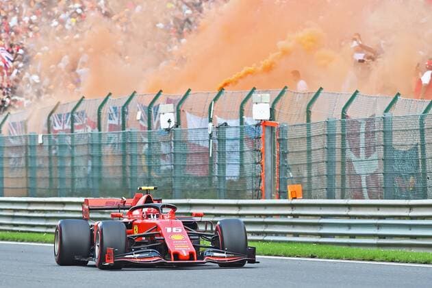 01.09.2019, xekx, Motorsport FIA Formel 1, Großer Preis von Belgien 2019 - Rennen emspor, Charles Leclerc (Ferrari), Holländische Fans brennen Rauchbomben ab (DFL DFB REGULATIONS PROHIBIT ANY USE OF PHOTOGRAPHS as IMAGE SEQUENCES and or QUASI-VIDEO) Spa