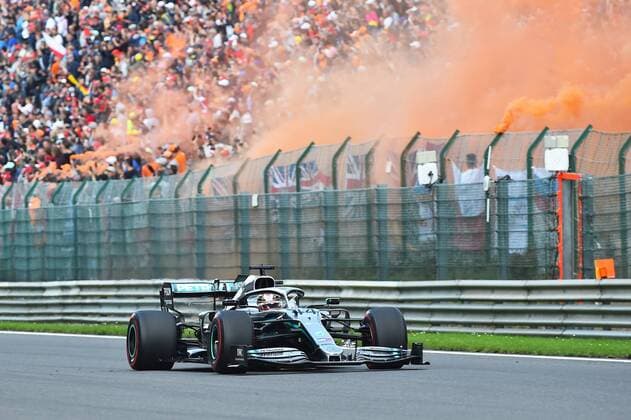 01.09.2019, xekx, Motorsport FIA Formel 1, Großer Preis von Belgien 2019 - Rennen emspor, Lewis Hamilton (Mercedes-AMG Petronas), Holländische Fans brennen Rauchbomben ab (DFL DFB REGULATIONS PROHIBIT ANY USE OF PHOTOGRAPHS as IMAGE SEQUENCES and or QUASI-VIDEO) Spa