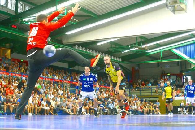 Per Siebenmeter Florian Billek (Coburg) Torhüter Eric Töpfer (Aue) Handball 2.Liga 2019 20 EHV Aue - HSC 2000 Coburg am 1.9.2019 EHV Aue - HSC 2000 Coburg