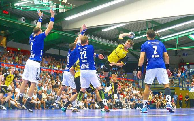 Torwurf von Tobias Varvne (Coburg) ; weiter von links: Kevin Roch (Aue) , Adrian Kammlodt (Aue) , Petr Slachta (Aue) und Gabriel De Santis (Aue) Handball 2.Liga 2019 20 EHV Aue - HSC 2000 Coburg am 1.9.2019 EHV Aue - HSC 2000 Coburg