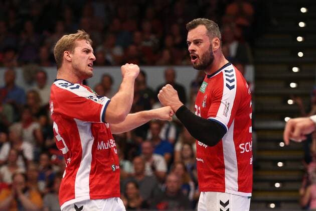 Handball 2. Handball Bundesliga 2019 2020 - Handball Sportverein Hamburg vs. TSV Bayer Dormagen Niklas Weller (Hamburg) und Jens Schöngarth Schoengarth (Hamburg) jubeln . Sporthalle Alsterdorf Hamburg Foto: Frank Schoof