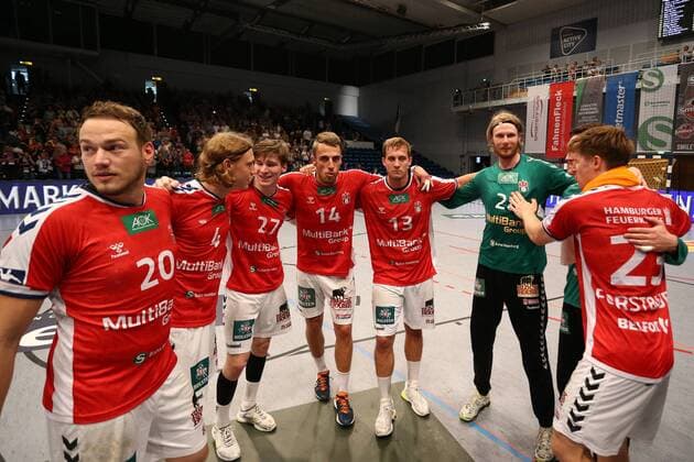 Handball 2. Handball Bundesliga 2019 2020 - Handball Sportverein Hamburg vs. TSV Bayer Dormagen Schlussjubel:Marius Fuchs (Hamburg), Pelle Fick (Hamburg) Thies Bergemann (Hamburg) Lukas Ossenkopp (Hamburg) Niklas Weller (Hamburg) Torwart Aron Edvardsson (Hamburg) Jan Forstbauer (Hamburg) . Sporthalle Alsterdorf Hamburg Foto: Frank Schoof
