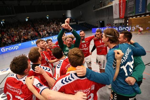 Handball 2. Handball Bundesliga 2019 2020 - Handball Sportverein Hamburg vs. TSV Bayer Dormagen Schlussjubel mit Geburtstagskind Torwart Aron Edvardsson (Hamburg) in der Mitte . Sporthalle Alsterdorf Hamburg Foto: Frank Schoof