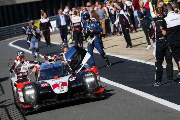 Bilder des Jahres 2019, Sport 09 September Sport Bilder des Tages TOYOTA GAZOO RACING Toyota TS050 driven by Mike Conway, Kamui Kobayashi & Jose Maria Lopez drives down the Silverstone pitlane celebrating victory during the FIA World Endurance Championship at the Silverstone Circuit, Silverstone, England on 1 September 2019. Copyright: xJurekxBiegusx 24570031