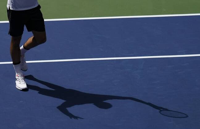 Schatten von Roger Federer streckt die Arme hoch und jubelt,Jubel,Freude,Emotion, von oben Copyright: xJuergenxHasenkopfx