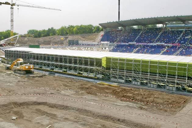 Aus 1. BL. Saison 2003 04 Hannover 96 (Rot Schwarz) gegen Bayern München 3:3 am 09.08.2003 im Niedersachsen Stadion. Im Foto: Umbau Niedersachsenstadion in AWD Arena