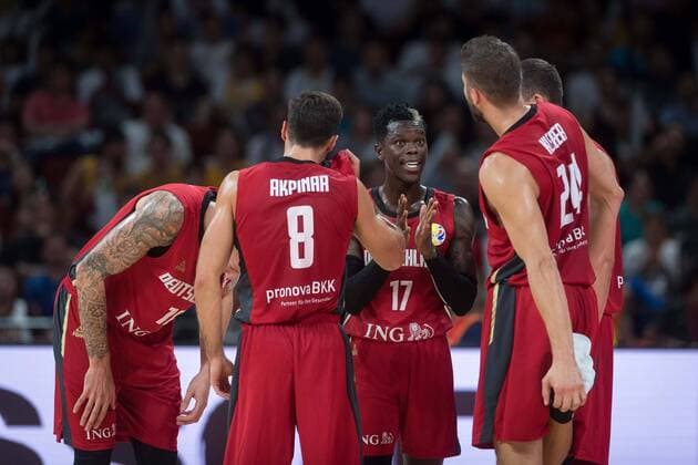 Basketball Shenzhen 01.09.2019 FIBA Basketball Weltmeisterschaften World Cup WM Weltmeisterschaft Frankreich (FRA) - Deutschland (GER) Dennis Schröder Schroeder (Deutschland, No.17) Schröder Schroder Daniel Theis (Deutschland, No.10) li. Ismet Akpinar (Deutschland, No.08) Maximilian Kleber (Deutschland, No.24) Paul Zipser (Deutschland, No.21)