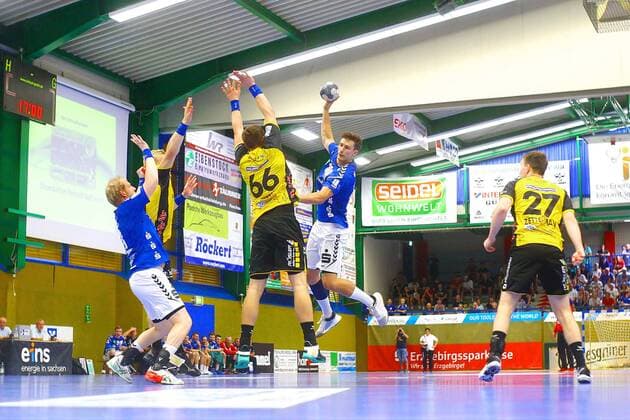 Adrian Kammlodt (Aue) ; weiter von links: Bengt Bornhorn (Aue) , Stepan Zeman (Coburg) und Pontus Zetterman (Coburg) Handball 2.Liga 2019 20 EHV Aue - HSC 2000 Coburg am 1.9.2019 EHV Aue - HSC 2000 Coburg