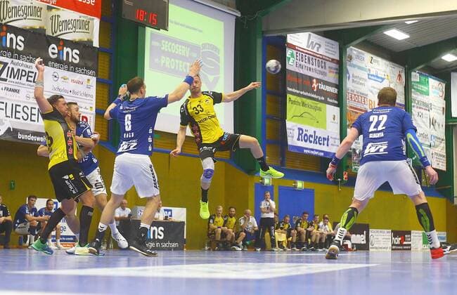 Girts Lilienfelds (Coburg) ; weiter von links: Marcel Timm (Coburg) , Franz Schauer (Aue) , Kevin Roch (Aue) und Petr Slachta (Aue) Handball 2.Liga 2019 20 EHV Aue - HSC 2000 Coburg 33:25 am 1.9.2019 EHV Aue - HSC 2000 Coburg