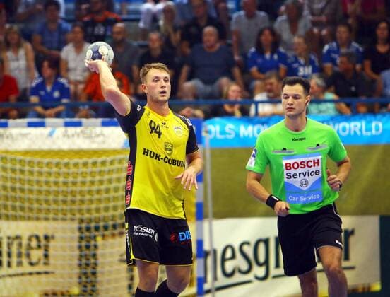 Christoph Neuhold (Coburg) , rechts Schiedsrichter Julian Fedtke (Berlin) Handball 2.Liga 2019 20 EHV Aue - HSC 2000 Coburg 33:25 am 1.9.2019 EHV Aue - HSC 2000 Coburg