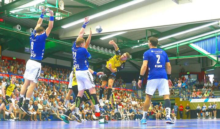 Torwurf von Tobias Varvne (Coburg) ; weiter von links: Kevin Roch (Aue) , Petr Slachta (Aue) und Gabriel De Santis (Aue) Handball 2.Liga 2019 20 EHV Aue - HSC 2000 Coburg 33:25 am 1.9.2019 EHV Aue - HSC 2000 Coburg