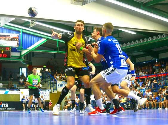 Tobias Varvne (Coburg) , rechts Benas Petreikis (Aue) und Adrian Kammlodt (Aue) Handball 2.Liga 2019 20 EHV Aue - HSC 2000 Coburg 33:25 am 1.9.2019 EHV Aue - HSC 2000 Coburg