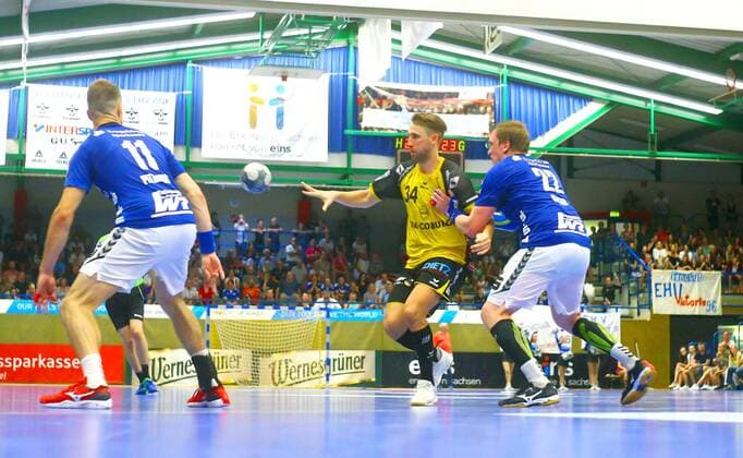 Tobias Varvne (Coburg) , links Benas Petreikis (Aue) , rechts Petr Slachta (Aue) Handball 2.Liga 2019 20 EHV Aue - HSC 2000 Coburg 33:25 am 1.9.2019 EHV Aue - HSC 2000 Coburg