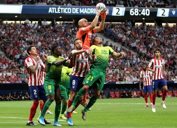 Bilder des Jahres 2019, Sport 09 September Sport Bilder des Tages (190902) -- MADRID, Sept. 2, 2019 (Xinhua) -- Eibar s goalkeeper Marko Dmitrovic (top) saves the ball during a Spanish league match between Atletico Madrid and Eibar in Madrid, Spain, on Sept. 1, 2019. (Photo by Edward F. Peters Xinhua) (SP)SPAIN-MADRID-SOCCER-SPANISH LEAGUE-ATLETICO MADRID VS EIBAR 