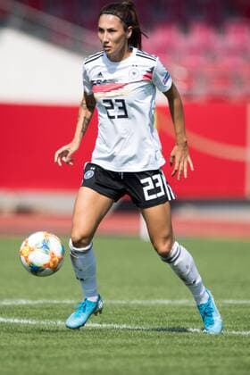 Sara DOORSOUN (D) mit Ball, Einzelaktion mit Ball, Aktion, ganze Figur, Hochformat, Fussball Laenderspiel, Frauen, EM-Qualifikation, Deutschland (GER) - Montenegro (MNE) 10:0, am 31.08.2019 in Kassel Deutschland. Â