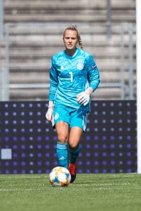 Torwart Torhueterin Merle FROHMS (D) mit Ball, Einzelaktion mit Ball, Aktion, ganze Figur, Hochformat, Fussball Laenderspiel, Frauen, EM-Qualifikation, Deutschland (GER) - Montenegro (MNE) 10:0, am 31.08.2019 in Kassel Deutschland. Â