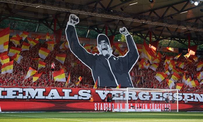 Fussball DFL 1.Bundesliga Berlin 31.08.2019 3 Spieltag Stadion an der Alten Foersterei 1 FC Union Berlin gegen Borussia Dortmund 3 : 1 NIEMALS VERGESSEN FAN Choreografie Fantribüne Waldseite Urs Fischer Cheftrainer Union Berlin