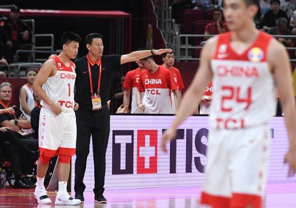 (190902) -- BEIJING, Sept. 2, 2019 -- Li Nan (2nd L), head coach of China, gives instructions to Zhao Rui (1st L) during the group A match between China and Poland at the 2019 FIBA World Cup in Beijing, capital of China, on Sept. 2, 2019. ) (SP)CHINA-BEIJING-BASKETBALL WM FIBA WORLD CUP-GROUP A-CHN VS POL(CN) ZhangxChenlin 