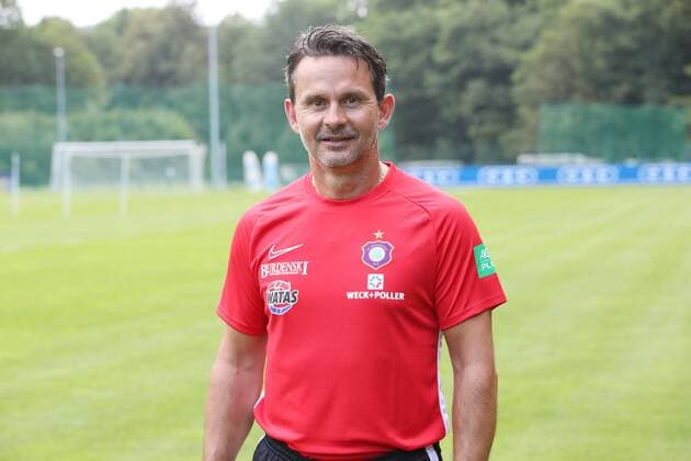 Teampraesentation Erz.Aue Fussball 2.Bundesliga Trainer Dirk Schuster; FC Erzgebirge Aue; 2.Bundesliga, Porträttermin 2019 2020 , Aue, 26.08.2019, Erzgebirgsstadion, Fussball ,