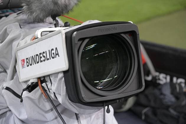02.09.2019, Fussball 2. Bundesliga 2019 2020, 5.Spieltag, VfB Stuttgart - VfL Bochum, in der Mercedes-Benz Arena Stuttgart, Fernsehkamera am Spielfeldrand. ***DFL and DFB regulations prohibit any use of photographs as image sequences and or quasi-video.*** *** 02 09 2019, Football 2 Bundesliga 2019 2020, 5 match day, VfB Stuttgart VfL Bochum, in the Mercedes Benz Arena Stuttgart, television camera at the edge of the field DFL and DFB regulations prohibit any use of photographs as image sequences and or quasi video