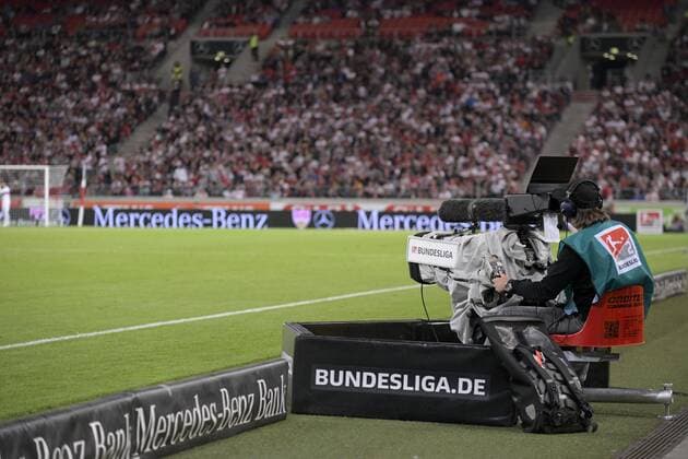 02.09.2019, Fussball 2. Bundesliga 2019 2020, 5.Spieltag, VfB Stuttgart - VfL Bochum, in der Mercedes-Benz Arena Stuttgart, Fernsehkamera am Spielfeldrand. ***DFL and DFB regulations prohibit any use of photographs as image sequences and or quasi-video.*** *** 02 09 2019, Football 2 Bundesliga 2019 2020, 5 match day, VfB Stuttgart VfL Bochum, in the Mercedes Benz Arena Stuttgart, television camera at the edge of the field DFL and DFB regulations prohibit any use of photographs as image sequences and or quasi video